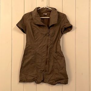 Light brown shirt sleeve top with a zipper
